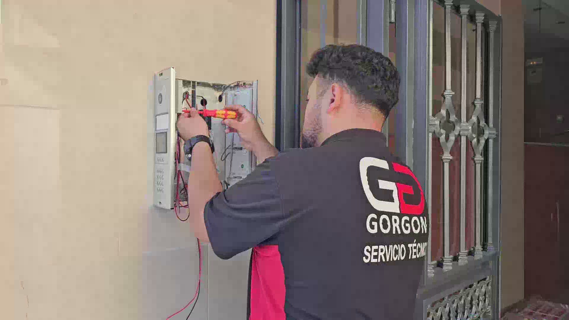 Técnico de Gorgon instalando un videoportero