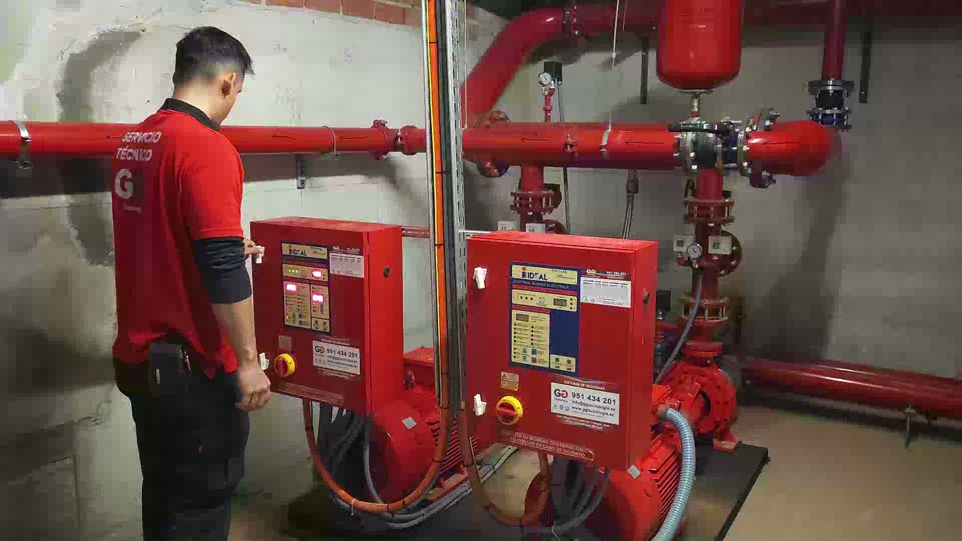 Técnicos de Gorgon revisando una sala de bombas contraincendios