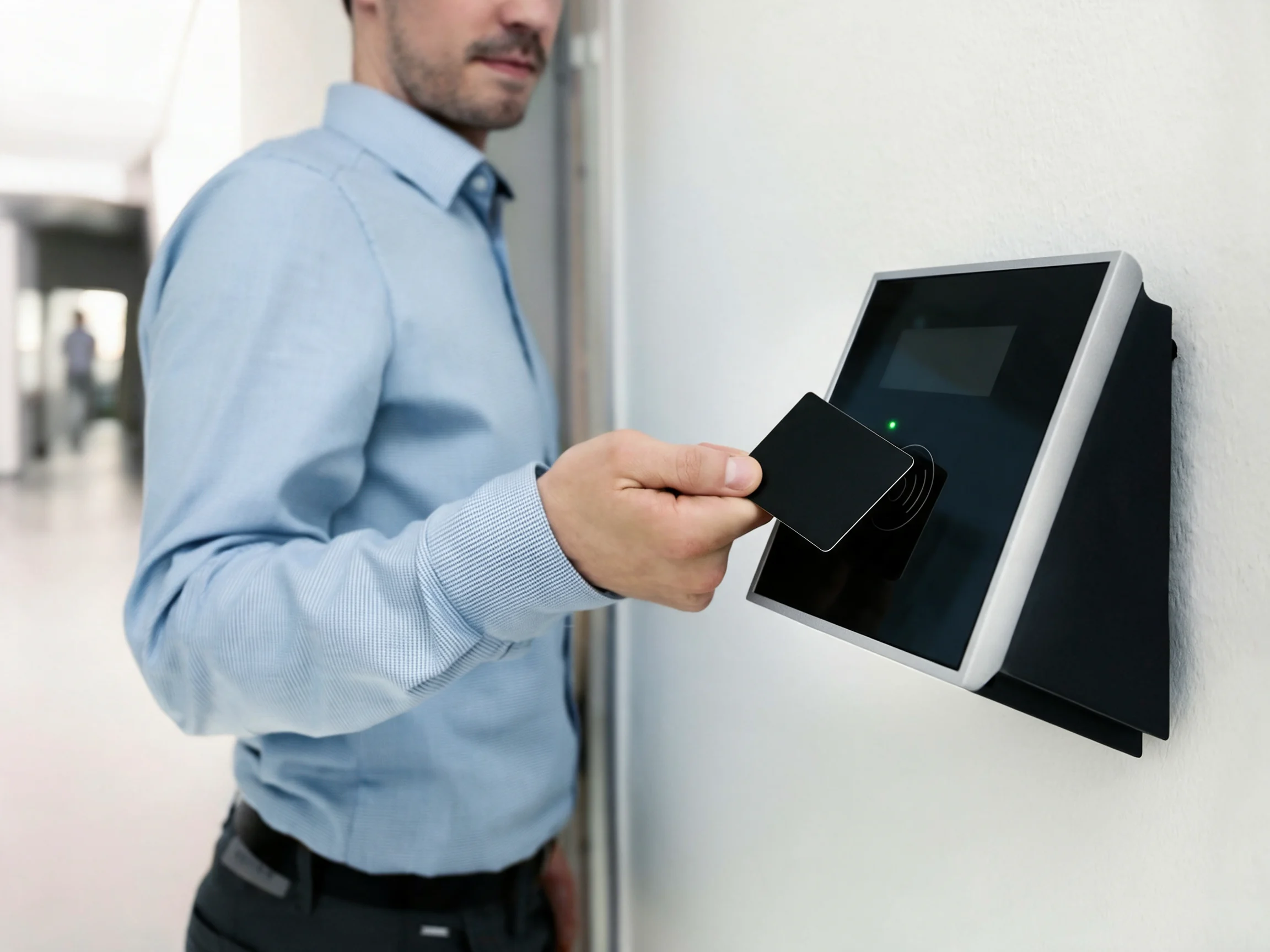 Empleado validando su tarjeta RFID en un lector de control de accesos