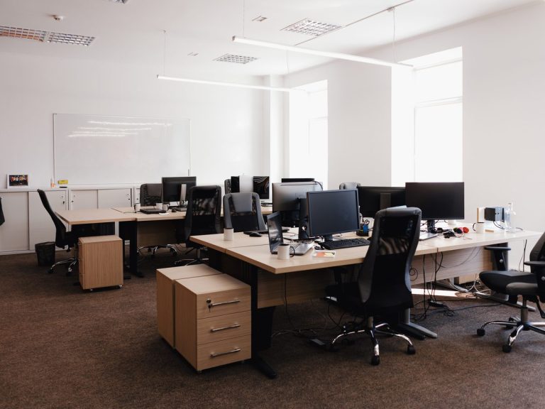Oficina con puestos de trabajo